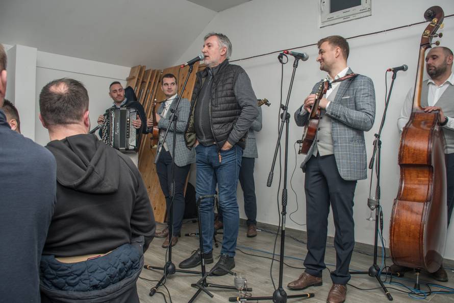 Škoro blagoslovio vinograd pa je počastio selo kobasicama, kulenom, slaninom i pjesmom