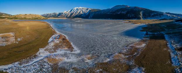 Pogled iz zraka na Park prirode Blidinje i zaleđeno jezero