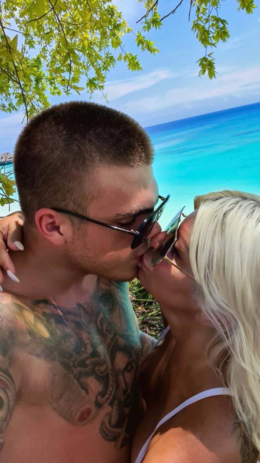 Vrući kadrovi: Dara je pokazala preplanuli ten i silikonske grudi