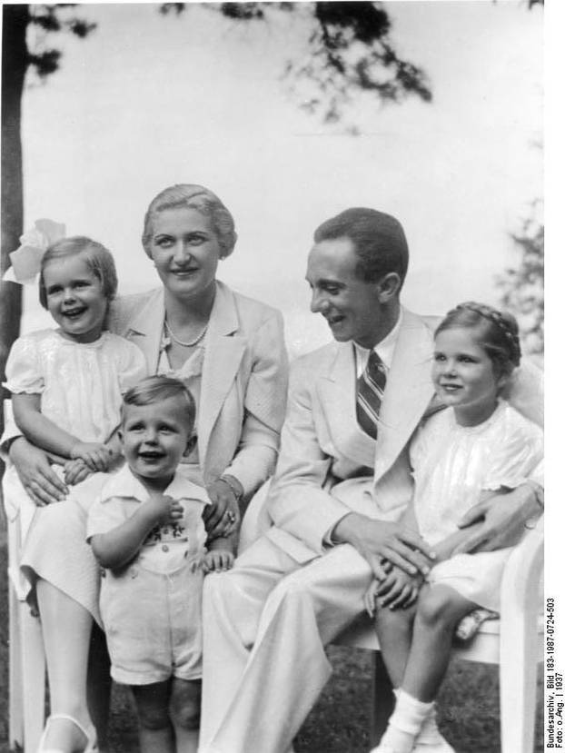 Magda und Joseph Goebbels mit ihren Kindern