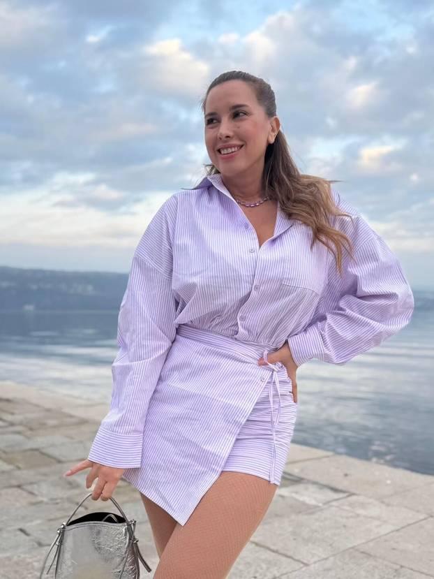 FOTO Nives od magle pobjegla na more, u prvi plan došle njene visoke čizme i mrežaste čarape