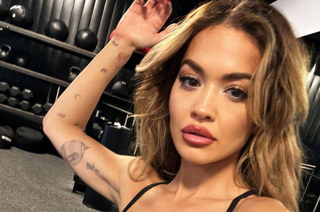 Rita Ora ogrnula se srpskom zastavom pa je kritizirali zbog toga: 'Nisam vidjela dobro'