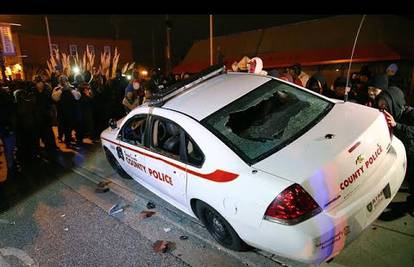 Pogledajte kaos, palež, pljačku i nemire na ulicama Fergusona