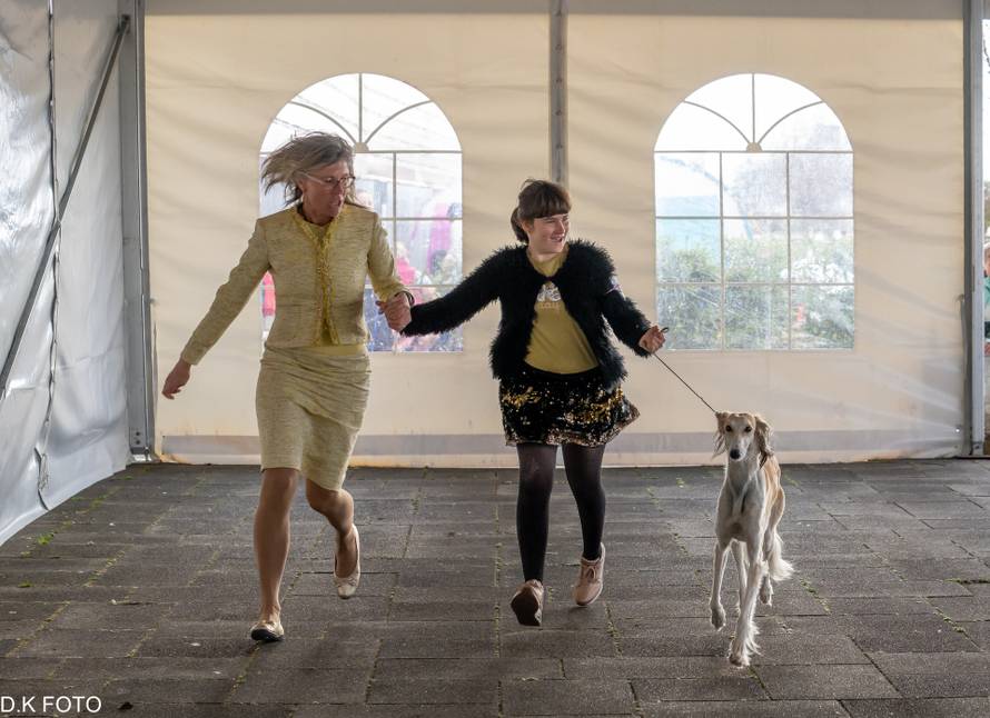 Kaja je dijete-anđeo, ali ima i svoje anđele čuvare s kojima osvaja srca na izložbama pasa!