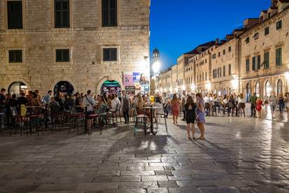 Na ulicama Dubrovnika sve više turista, noćni život se probudio