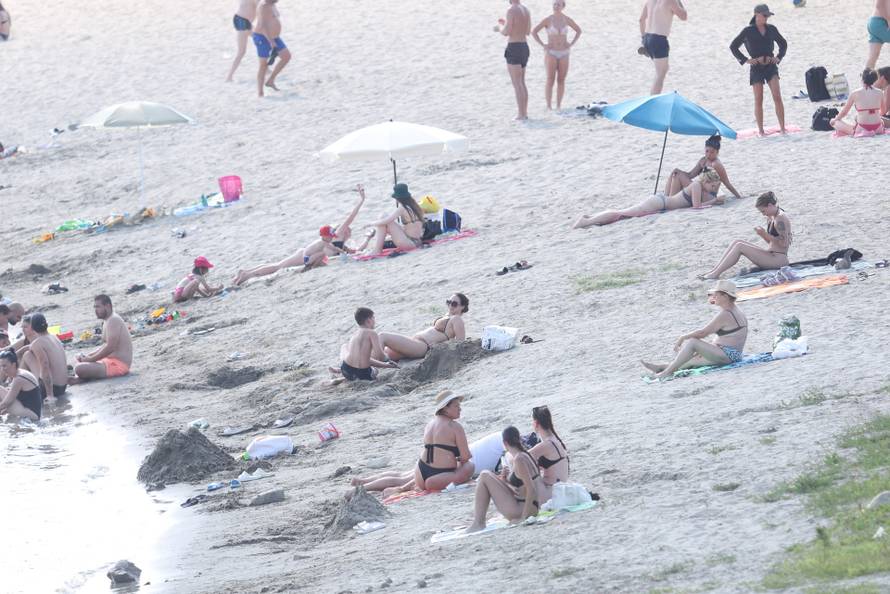 Osijek: Velika temperature je natjerala građane da potraže rashlađenje na Dravi