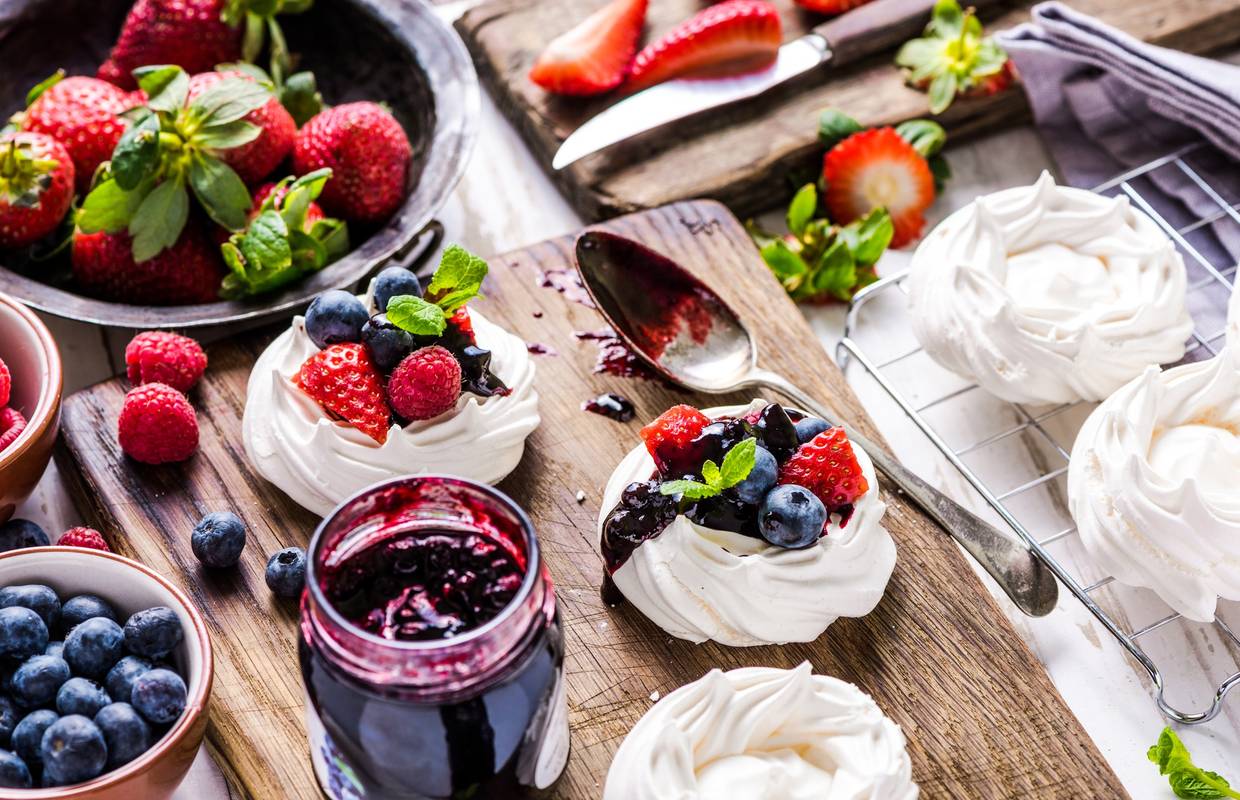 Pavlova s kremom od limuna, raznim vrstama voća i šlagom