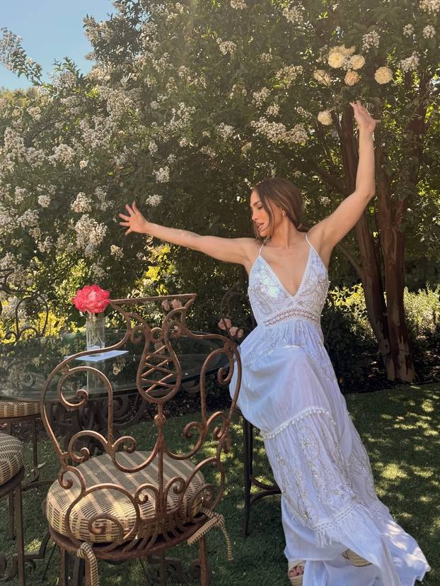 FOTO Bijeli badić je malo toga sakrio! Pogledajte u kakvoj je fit formi Jennifer Lopez (56)