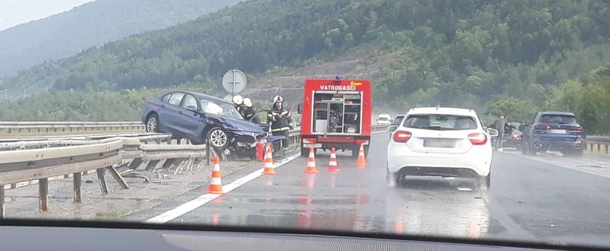 Sudarila se četiri auta i kamion kod Otočca, dvoje je ozlijeđeno
