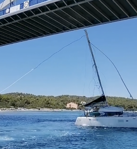 VIDEO Jedrilica s turistima je zapela ispod mosta u Ždrelcu:  'Prošli su kad je puknuo jarbol'