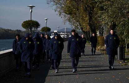 FOTO Zabundani dinamovci uz pratnju specijalne policijske jedinice prošetali Bratislavom