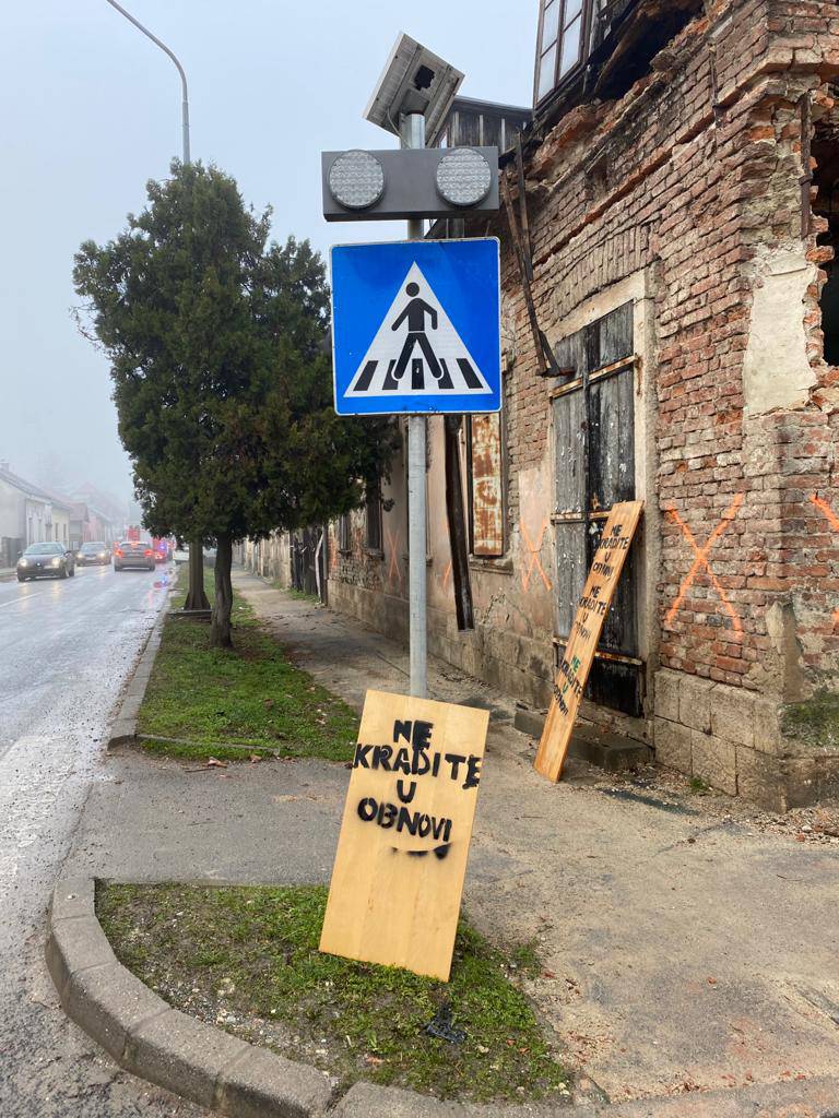 Netko je u Petrinji postavio table: 'Ne kradite u obnovi!'