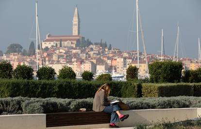 Zahlađenje se odgađa, rastu i temperature, ali vikend ipak donosi kišu, pljuskove i vjetar
