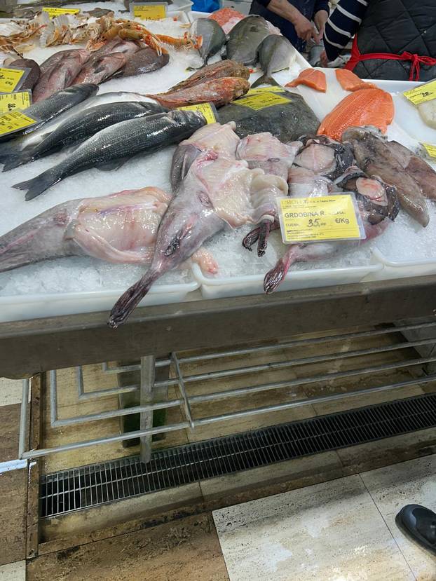 FOTO Građani šokirani! Za kilu janjetine 20 eura, rajčice po 7, a orada na Dolcu čak 28 eura