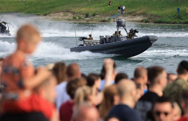 Zagreb: Dan državnosti obilježen pokaznim vježbama Hrvatske vojske i policije te prigodnim letačkim programom