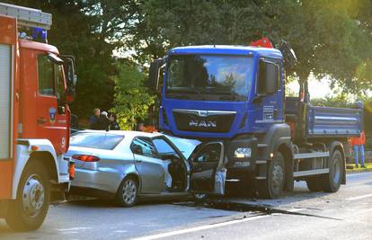 Frontalni sudar auta i kamiona: Na mjestu poginuo vozač Alfe