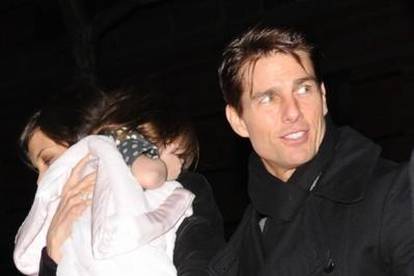 Tom Cruise malenu Suri pretvorio u Pepeljugu?!