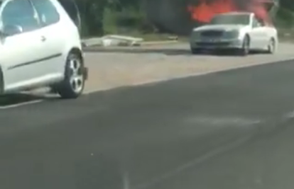 Zapalio se auto kod Zadra: Za volanom je bila Njemica (53)