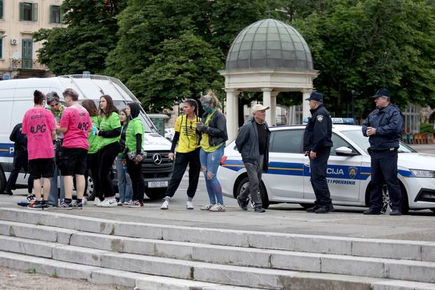 Rijeka: Maturanti srednjih škola širom grada slave kraj srednjoškolskog obrazovanja