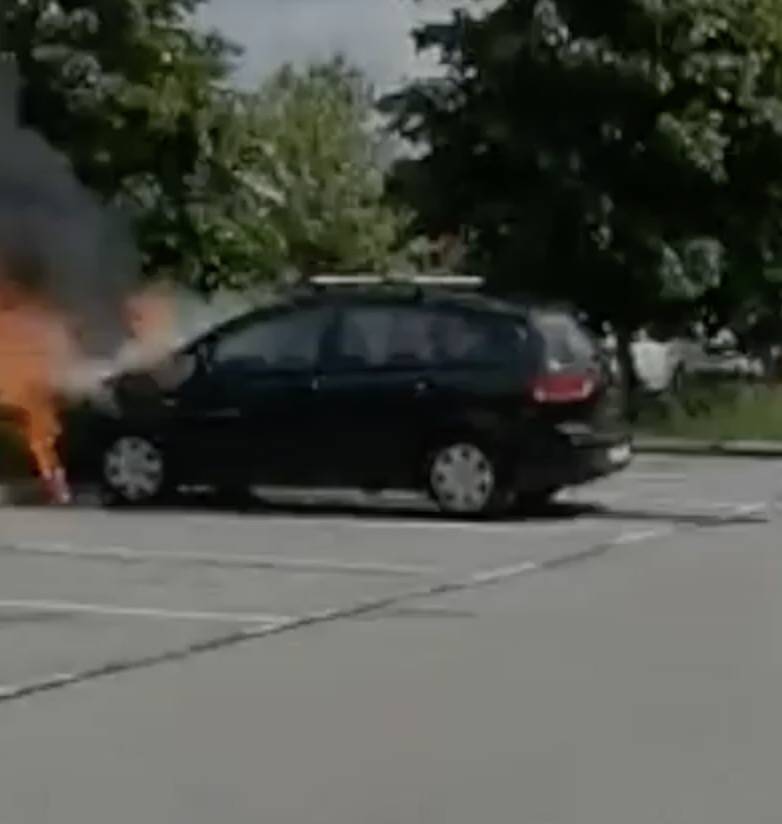 Izgorio automobil na Savici: 'Samo je odjednom planulo iz njega, šikljao je gusti dim'