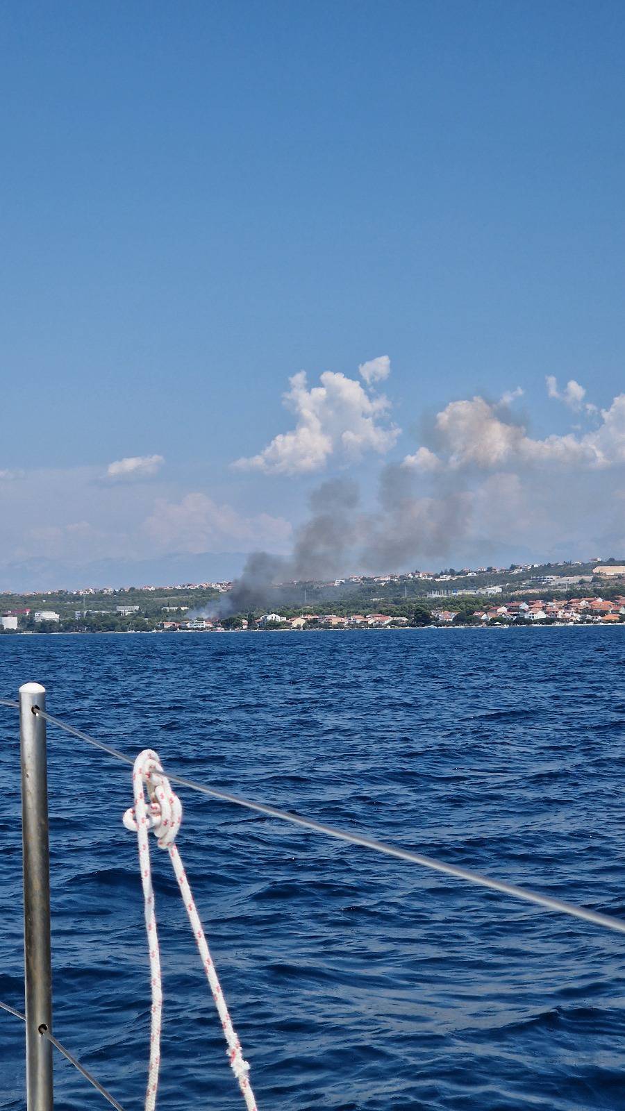 VIDEO Izbio požar kod Zadra: 'Vatra je zahvatila i borovu šumu, digli smo i kanader'