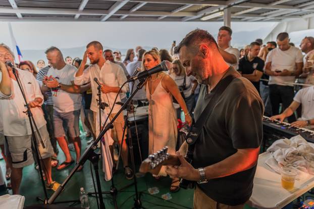 Split: Koncert u čast Oliveru Dragojeviću  na trajektu za Velu Luku