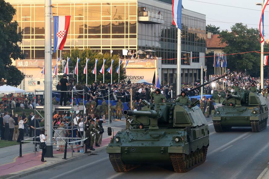 ARHIVA - Na današnji dan 2015. u Zagrebu održan veliki vojni mimohod