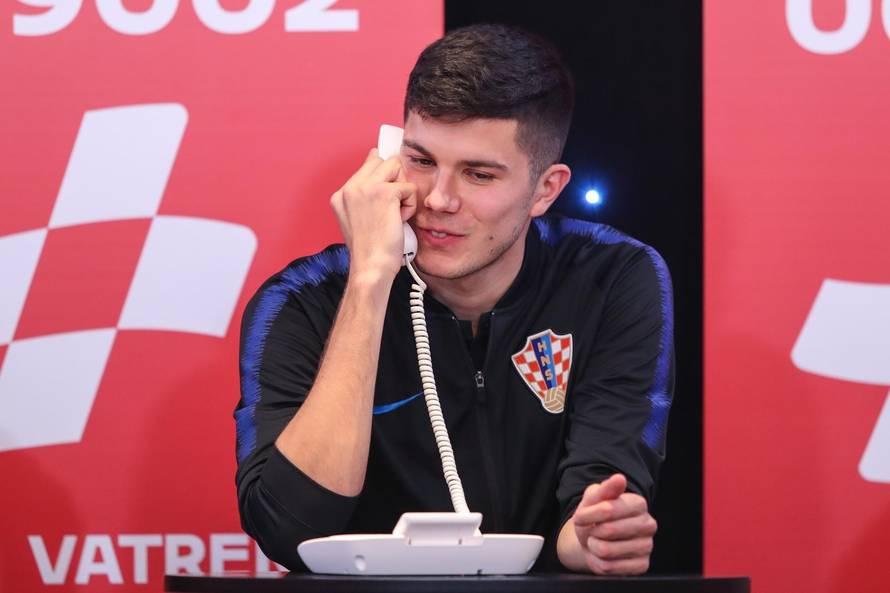 Zagreb: Poznati na humanitarnoj večeri Vatreno srce u call centru primali pozive građana