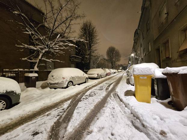 FOTO Zagreb zameten snijegom: 'Ponegdje na nogostupu i 15 cm snijega. Ljudi jedva prolaze!'
