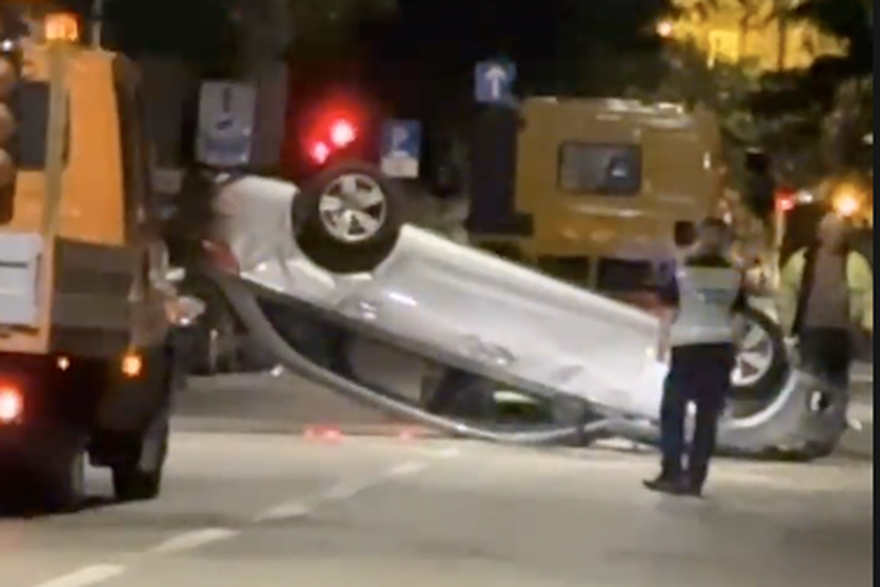 Zagreb: Prometna nesreća, automobil na krovu