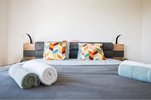 FOTO Pogledajte kuću koju su izgradili usred polja u Grbama: Stoji samo pola milijuna eura...