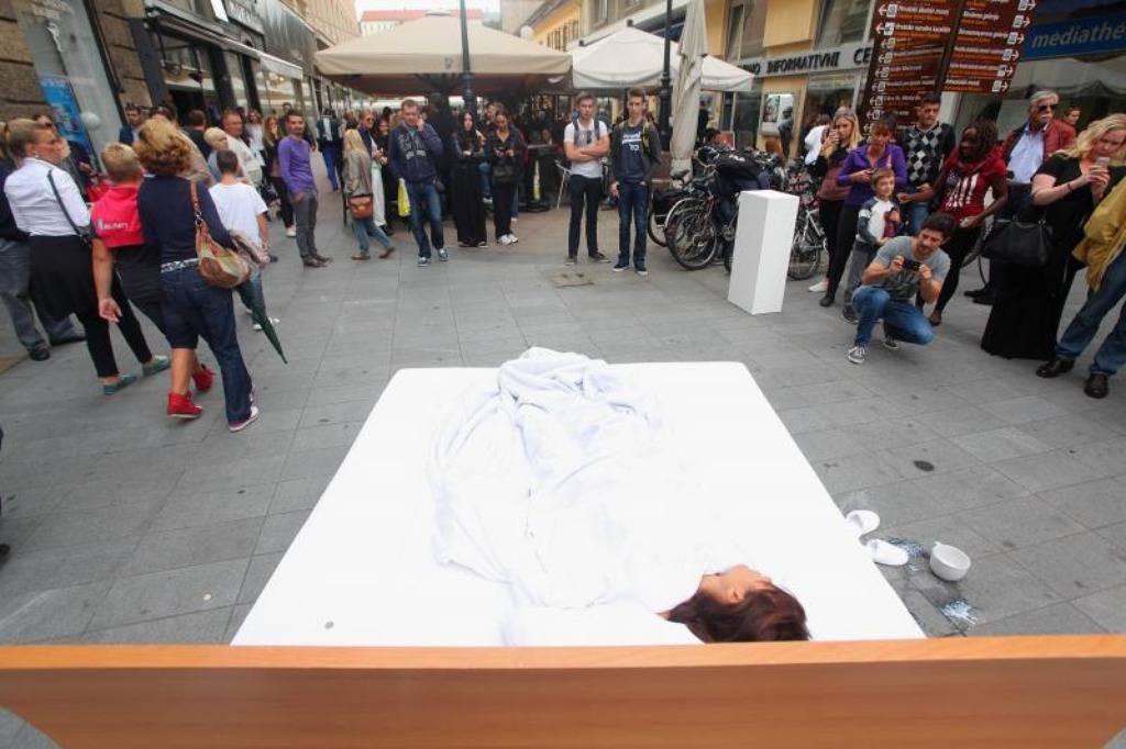Policija privela umjetnike koji su šetali goli centrom Zagreba