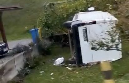 VIDEO Teška nesreća u Ogulinu: Teretnjakom sletio u dvorište