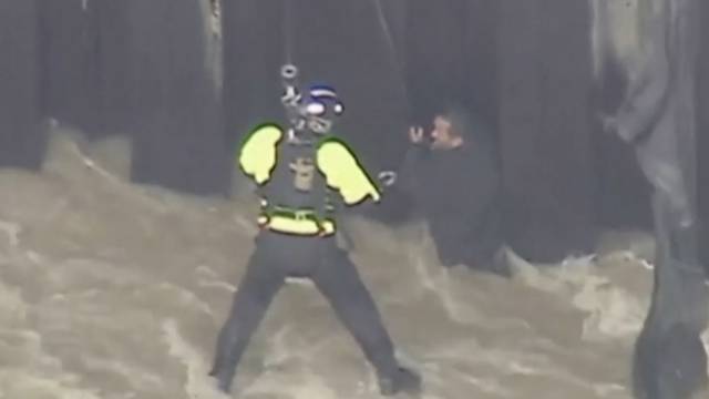 Dramatično spašavanje: Helikopterom spasili čovjeka  iz nabujale rijeke Los Angeles