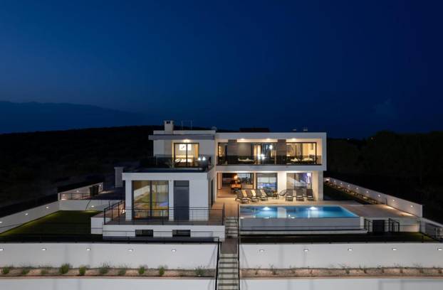 FOTO To je san snova za svakog muškarca! 'Vatreni' je izgradio vilu koja ima nogometni teren