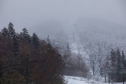 Vrh Radeševa na Platku prekrio je prvi ovosezonski snijeg