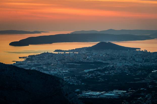 Gornje Sitno, Mosor: Pogled na Split u suton