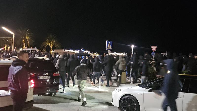 Pogledajte snimku kaosa u Splitu! Torcidaši napali navijače Ajaxa. Priveli su 57 huligana