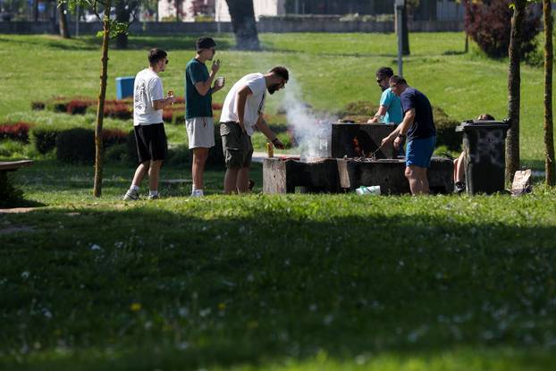 Zagreb: Građani i na Bundeku uz roštilj slave praznik rada 