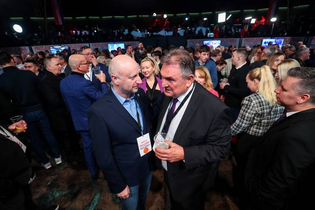 Zagreb: Slavlje u izbornom stožeru Zorana Milanovića nakon rezultata prvih izlaznih anketa