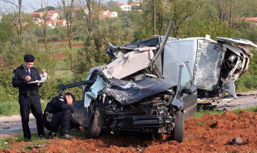 Kamion zgnječio auto, ubio ženu i ozlijedio još troje