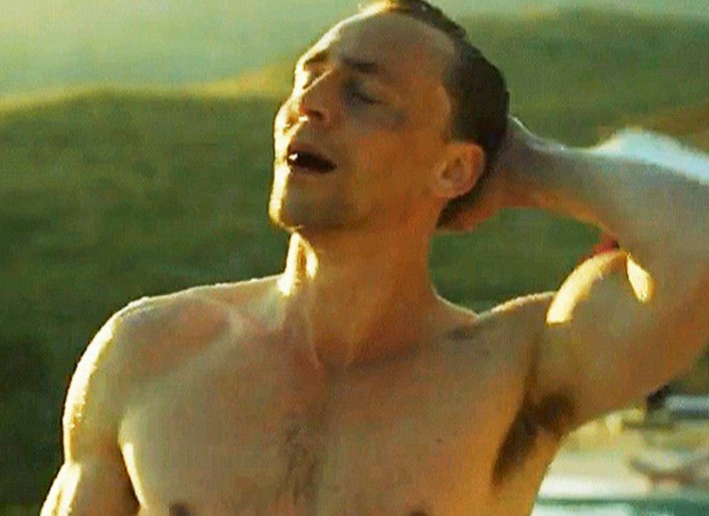 Žene sinoć nisu spavale: Tom Hiddleston pokazao golu guzu