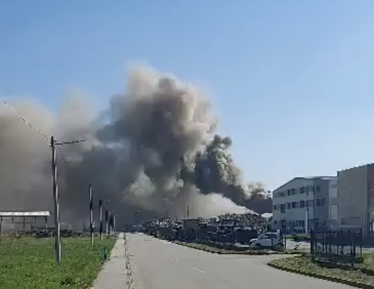 VIDEO 24sata uživo na mjestu požara odlagališta kod Dugog Sela: 'Užasno smrdi. Dim se širi'