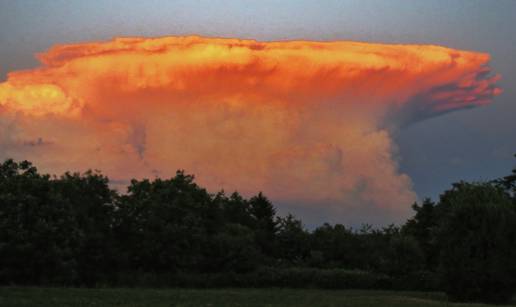 Nevjerojatne fotografije oblaka kod Slavonskog Broda, izgledao kao iz filma Dan Nezavisnosti...