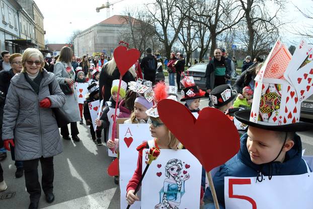 Sisak: Nekoliko stotina mališana iz dječjih vrtića i osnovnih škola sudjelovalo je na tradicionalnom Sisačkom fašniku