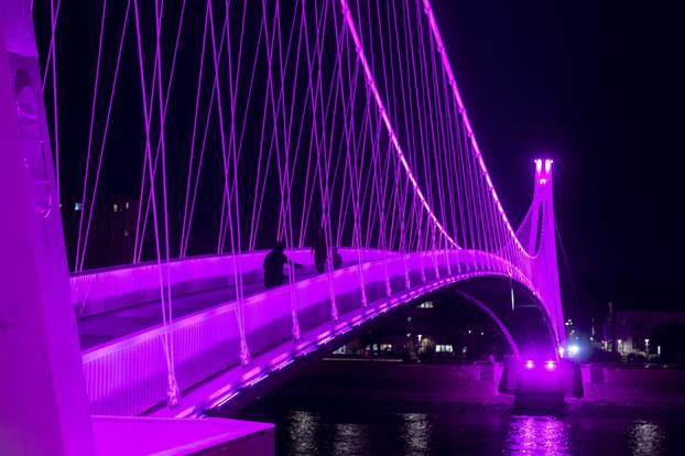 Osijek: Povodom međunarodnog dana epilepsije, pješaćki most u Osijeku osvijetljen u ljubičasto.