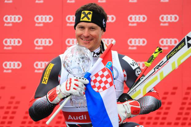 ARHIVA - 2011. Lenzerheide: Ivica Kosteli? osvojio Mali kristalni globus za superkombinaciju