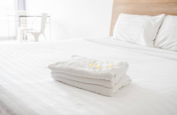Plumeria,And,Towels,On,The,Bed,In,The,Luxury,Hotel