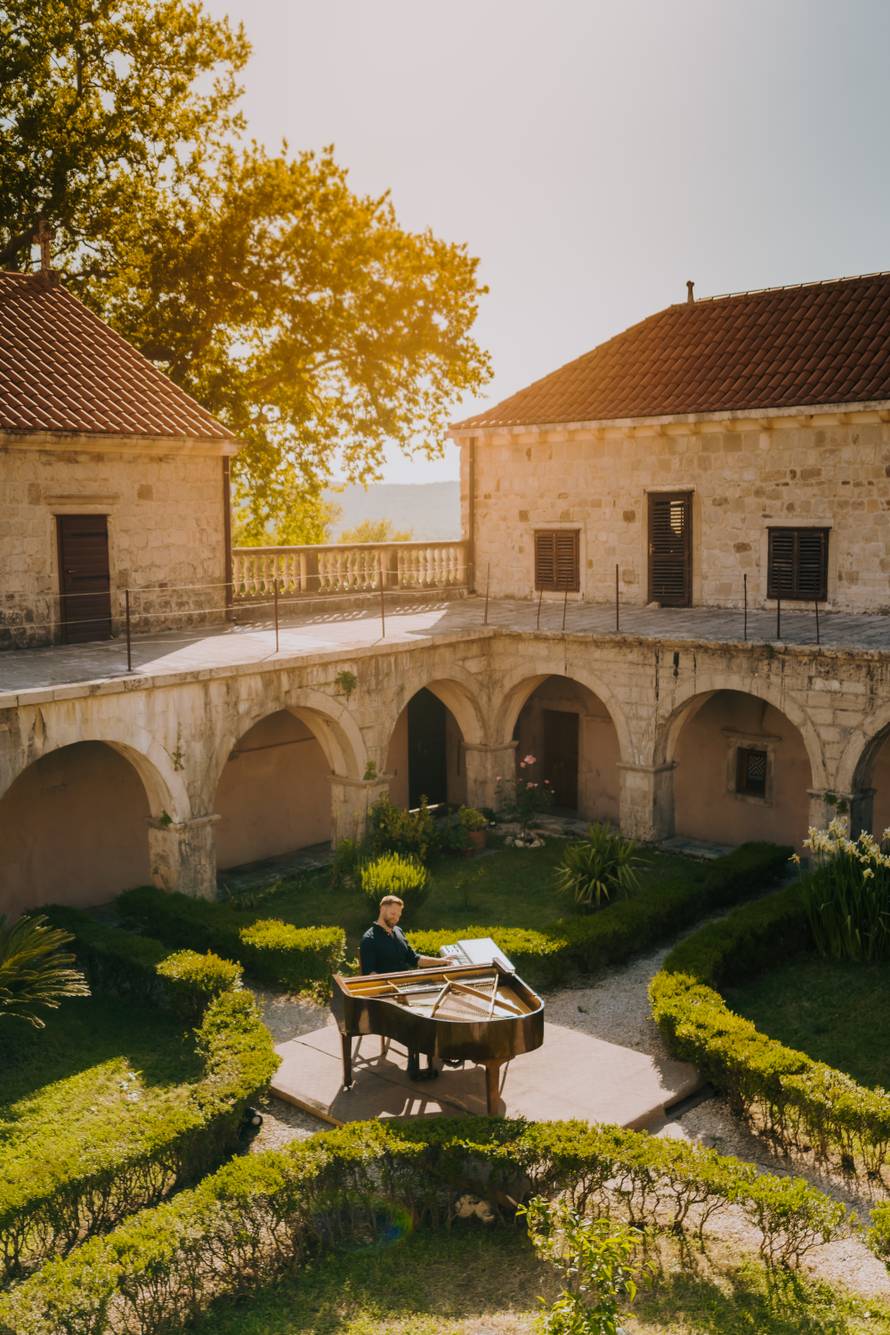 Sklad glazbe i riječi:  Zvjezdan Ružić snimio emotivnu pjesmu s književnikom Lukom Paljetkom