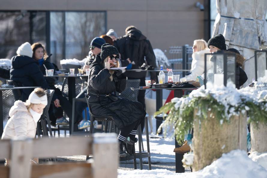 Zagreb: Građani uživaju u suncem okupanom Sljemenu 